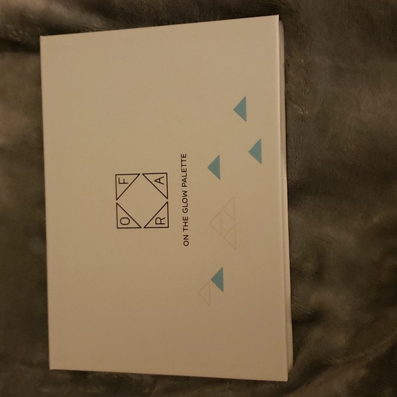 On the Glow OFRA PALETTE - Picture 2 of 7